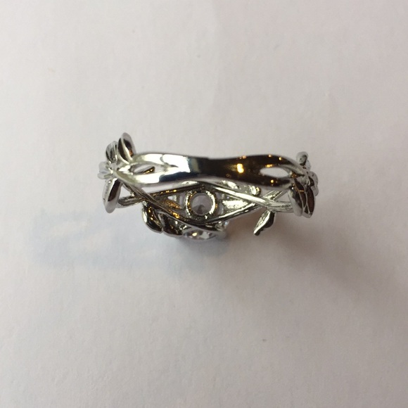 Elegant Silver Leaf Design Ring. Gorgeous.  Stunning. size 9 - Picture 5 of 6